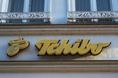 Lubeck, Almanya, 15 Ocak 2022: Bir mağazanın ön cephesinde Tchibo reklam tabelası, kahve ve kafeler için büyük küresel perakende zinciri, ayrıca çevrimiçi satış