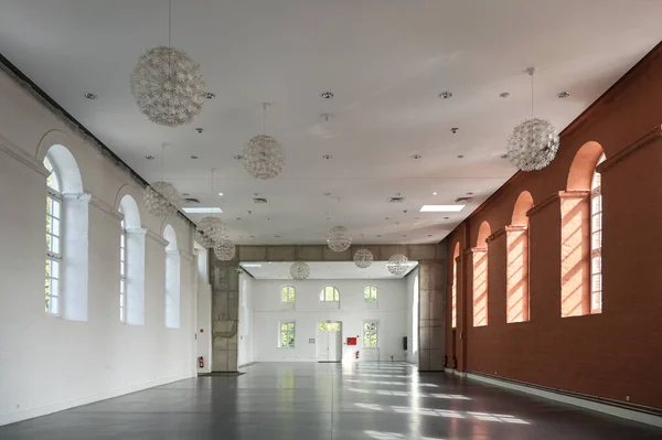 2021年8月22日 德国普特布斯 一座有白色 红色墙壁和拱形窗户的空旷大厅 鲁根岛普特布斯市场内的活动空间 建筑和内部概念 选定的焦点 狭窄的田野深度 — 图库照片