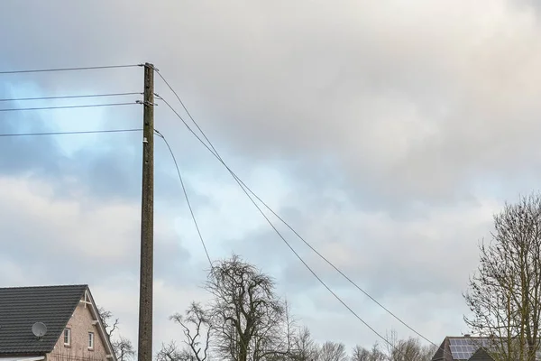 Betonnen Elektriciteitspaal Met Gescheurde Transmissielijnen Stormschade Een Landelijk Dorp Bewolkte — Stockfoto