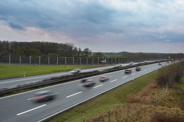 Almanya Bulutlu Bir Gökyüzünün Altında Hızlı Sürüş Yapan Arabalar Kopyalama — Stok fotoğraf