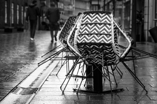 Chaises Assemblées Café Sur Trottoir Dans Une Rue Pluvieuse Piétons — Photo