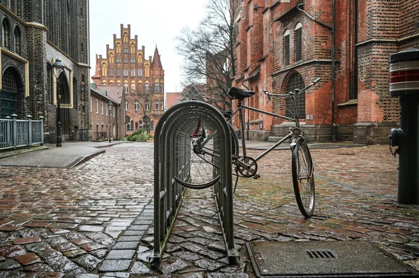 Κύκλος Στη Βροχή Κλειδωμένο Στο Δημόσιο Περίπτερο Ποδήλατο Στην Αυλή — Φωτογραφία Αρχείου