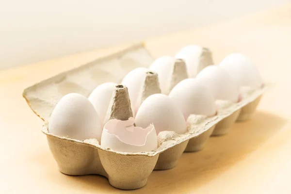 Contenedor Con Huevos Blancos Uno Está Agrietado Vacío Ingrediente Para — Foto de Stock