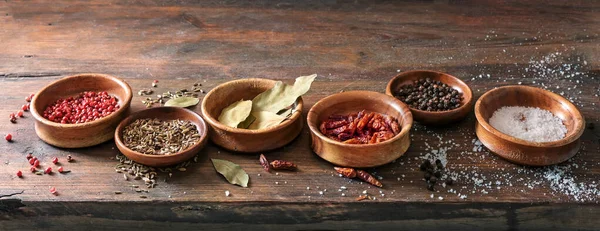 Cuencos Pequeños Con Varias Especias Seguidas Una Plancha Madera Rústica — Foto de Stock