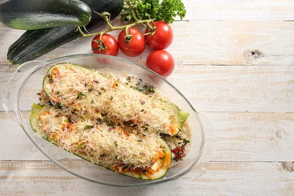 Barche Zucchine Con Carota Pomodoro Formaggio Feta Parmigiano Una Casseruola — Foto Stock