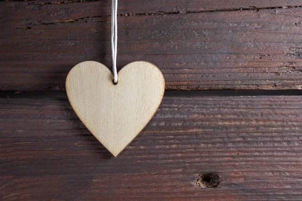 Přírodní Přívěšek Tvaru Srdce Tmavé Venkovské Dřevěné Stěně Symbol Lásky — Stock fotografie
