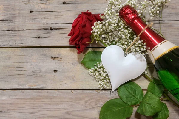 Vitt Hjärta Champagneflaska Och Röd Ros Ett Rustikt Träbord Romantiskt — Stockfoto
