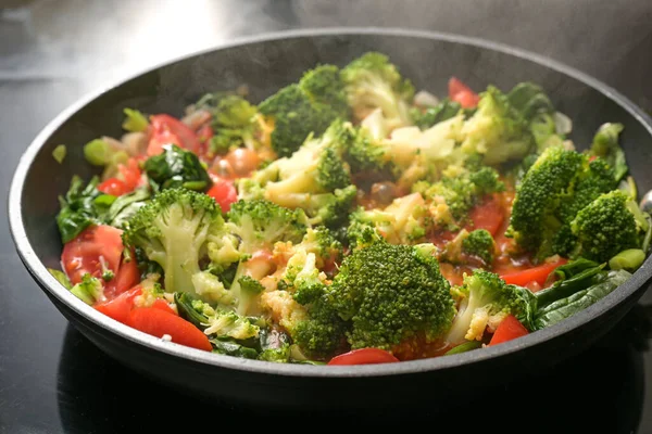 Vapor Legumes Vermelhos Verdes Uma Panela Com Brócolis Tomates Cebolinha — Fotografia de Stock