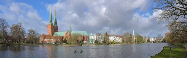 Stadtpanorama Der Historischen Altstadt Lübecks Mit Dem Dom Einem Zweitürmigen — Stockfoto