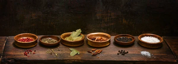 Small Bowls Dried Spices Dark Rustic Wooden Plank Cooking Food — Stock Photo, Image