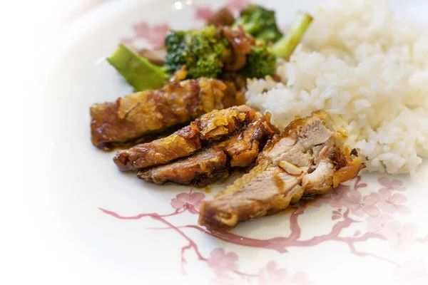 Slices Crispy Fried Duck Breast Broccoli Rice Spicy Sauce White — Stock Photo, Image