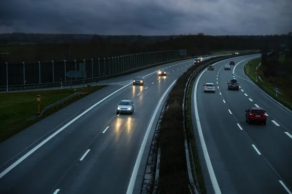 Autofahren Auf Nasser Autobahn Der Abenddämmerung Unter Wolkenverhangenem Himmel Deutschland — Stockfoto