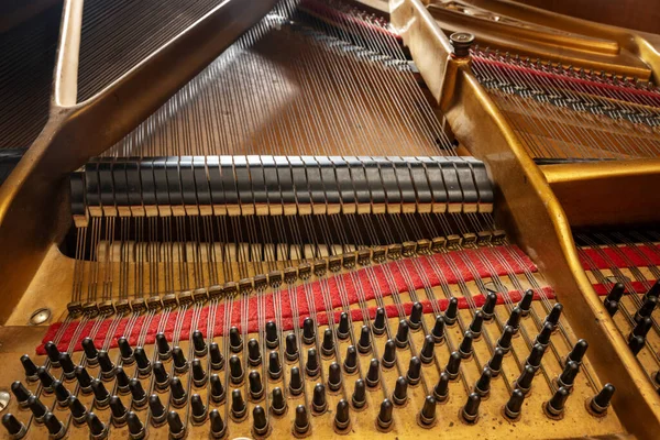 All Interno Vecchio Pianoforte Coda Con Struttura Metallo Archi Martello — Foto Stock