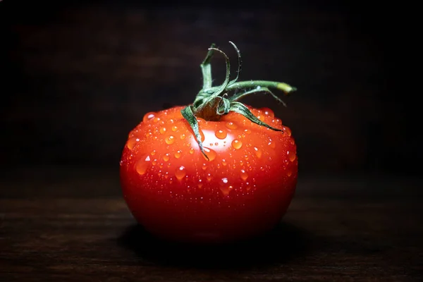 Tomate Mûre Avec Gouttes Eau Sur Fond Bois Foncé Espace — Photo