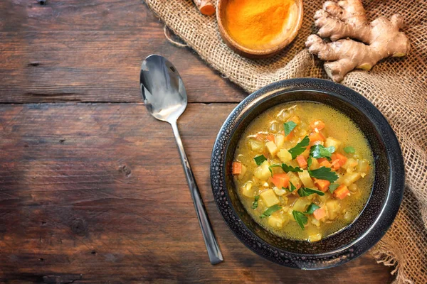 Soupe Légumes Curry Curcuma Gingembre Dans Bol Sombre Sur Une — Photo