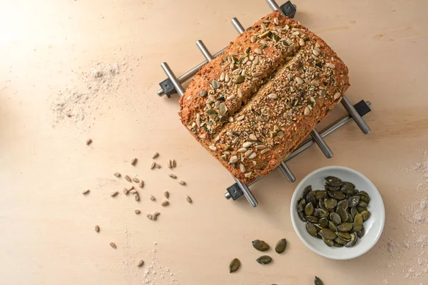 Pane Semi Zucca Farina Integrale Con Gherigli Cereali Tavolo Legno — Foto Stock