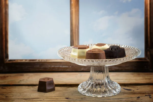 Pralines Chocolat Sur Une Plaque Verre Cristal Sur Une Table — Photo