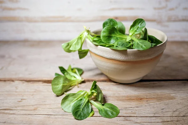 Salada Milho Orgânico Folhas Alface Cordeiro Uma Tigela Uma Mesa — Fotografia de Stock
