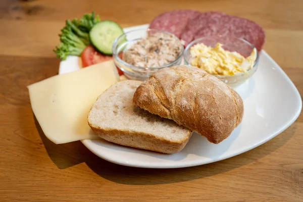 Plato Desayuno Alemán Con Pan Crujiente Queso Salchichas Untados Cremosos —  Fotos de Stock