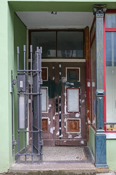 Porta Ingresso Legno Ristrutturare Con Temporanea Tamponata Sulla Vernice Riparazione — Foto Stock