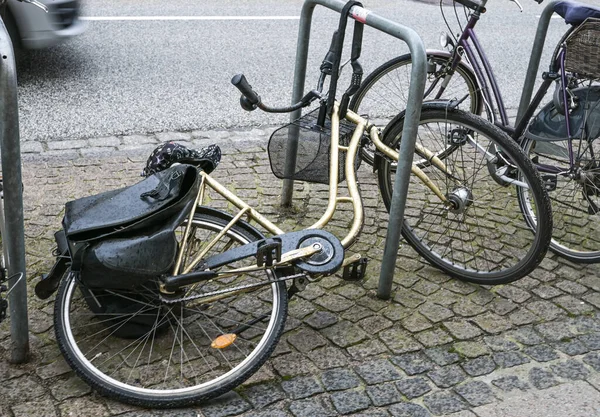 Bicicleta Volcada Encadenada Puesto Público Calle Ciudad Alemania Foco Seleccionado —  Fotos de Stock