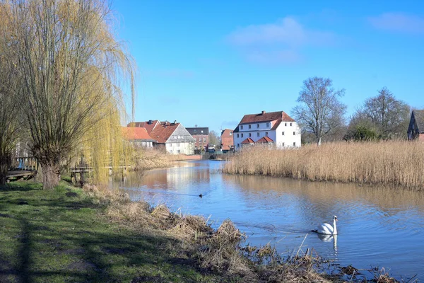 Mühlenteich Der Kleinstadt Rehna Mit Park Und Altstadthäusern Vor Blauem — Stockfoto