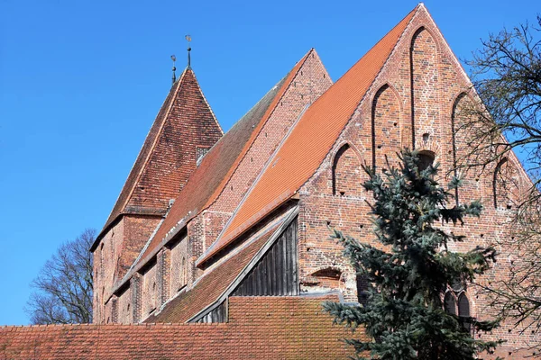 Historický Klášterní Kostel Rehny Červené Cihlové Architektuře Proti Modré Obloze — Stock fotografie