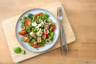 Taze fasulye, bezelye ve soğanlı ıspanak ile sebze yemeği, vejetaryen düşük karbonhidrat diyeti, ahşap masa, fotokopi alanı, yukarıdan üst görünüm, seçilmiş odak noktası
