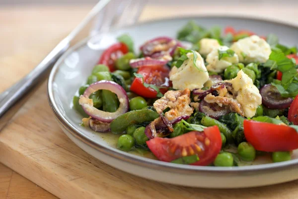 Ensalada Judías Verdes Guisantes Tomates Con Cebolla Estofada Queso Feta — Foto de Stock