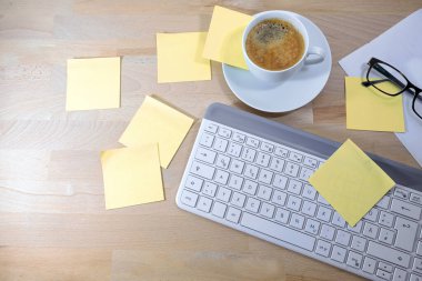 Ofis masasında bir sürü boş yapışkan not var ya da notlar, bilgisayar klavyesi ve kahve fincanı, evde iş, organizasyon ve hatırlatma konsepti, kopyalama alanı, yukarıdan üst görünüm, seçilmiş odak noktası