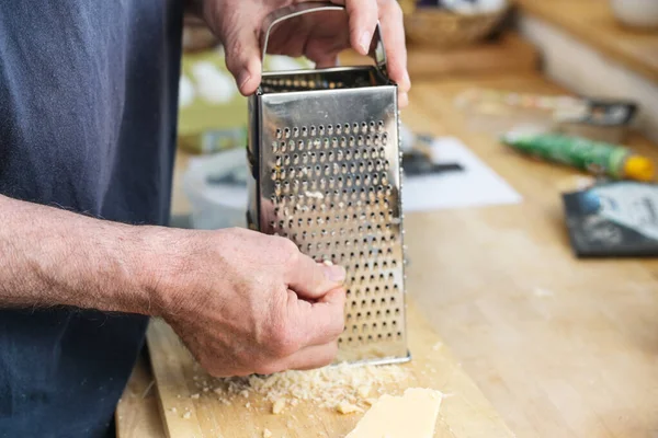 Handen Van Een Man Die Parmezaanse Kaas Raspt Een Metalen — Stockfoto