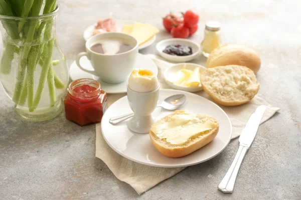 大陸の朝食パン 調理された卵と素朴な石の上のコーヒーカップ コピースペース 選択されたフォーカス フィールドの狭い深さで甘いと塩辛い — ストック写真