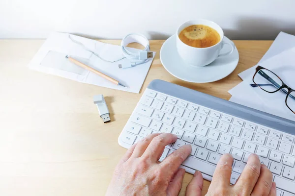 Mãos Usando Teclado Computador Uma Mesa Escritório Com Café Stick — Fotografia de Stock