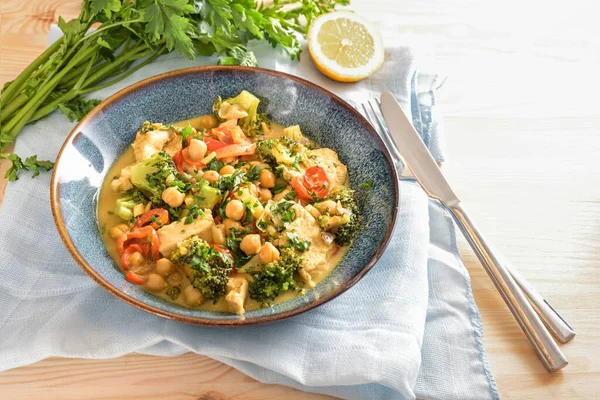 Currygericht Aus Kichererbsen Brokkoli Paprika Und Hühnerfleisch Auf Einem Blauen — Stockfoto