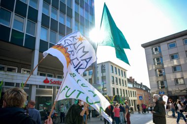 Luebeck, Almanya, 25 Mart 2022: Güneşli bir arka planda yapılacak protesto gösterileri için Cuma günleri sloganlı bayraklar, iklim grevi anlamına gelen Alman metni Klima Streik, seçilmiş odak noktası
