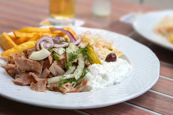 Griekse Gyros Maaltijd Van Geroosterd Gesneden Vlees Met Frietjes Uien — Stockfoto