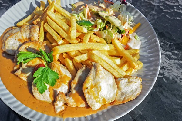 Borstfilets Kip Met Saus Frietjes Salade Een Bord Een Restaurant — Stockfoto