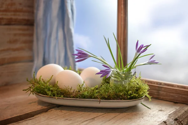 Húsvéti Ünnepi Dekoráció Fehér Tojással Crocus Virágokkal Mohával Tányérra Rendezve — Stock Fotó
