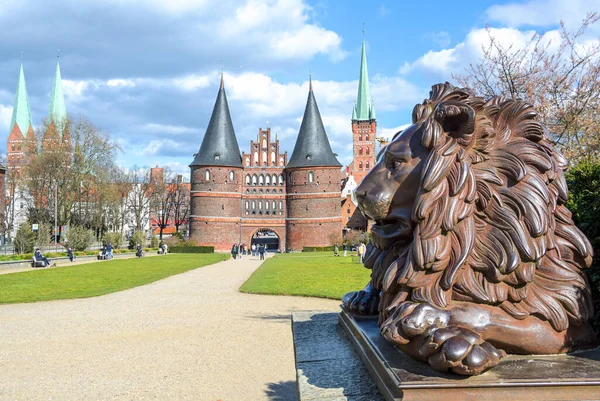 Lübeck April 2022 Löwenstatue Aus Eisen Vor Dem Holstentor Dem — Stockfoto