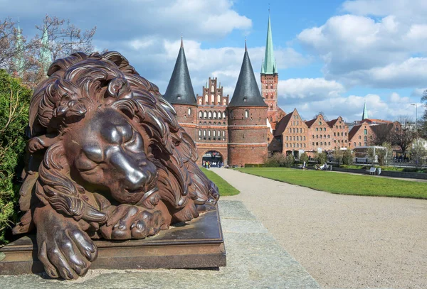 Lion Dormant Sculpture Fer Devant Porte Holsten Holstentor Point Repère — Photo