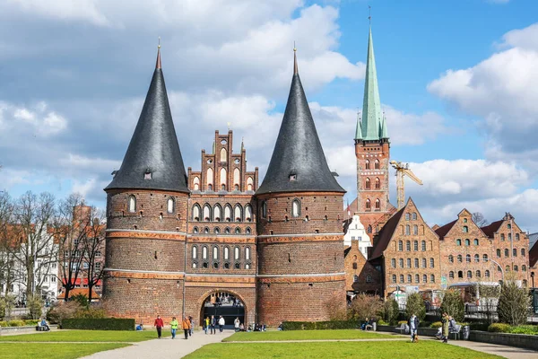 Lübeck April 2022 Holstentor Oder Holstentor Berühmtes Mittelalterliches Wahrzeichen Roter — Stockfoto