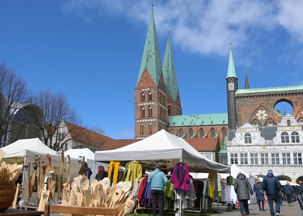 Lübeck April 2022 Kunsthandwerkermarkt Mit Holzprodukten Und Kleidung Zelten Und — Stockfoto