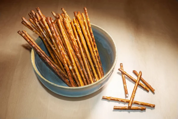 Pretzel Varas Uma Tigela Uma Mesa Madeira Lanche Crocante Sal — Fotografia de Stock