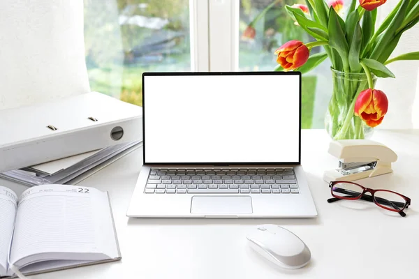 Espaço Trabalho Escritório Branco Pela Janela Laptop Com Tela Branco — Fotografia de Stock