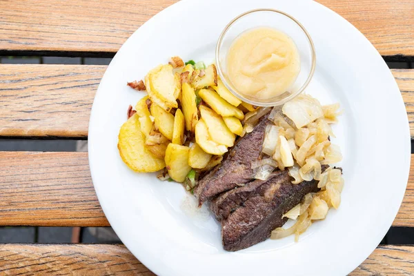 Kalverlever Met Uien Geroosterde Aardappelen Appelmoes Een Witte Plaat Een — Stockfoto