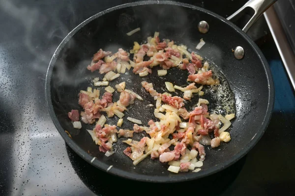Bacon Cebolas Fritar Uma Panela Quente Fogão Cozinhar Casa Espaço — Fotografia de Stock