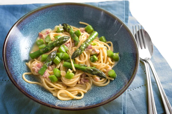 Spaghete Carbonara Sparanghel Verde Placă Albastră Șervețel Tacâmuri Focalizare Selectată — Fotografie, imagine de stoc