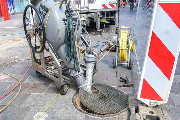 2022 하수구에서 기계와 커다란 호스를 사용하여 거리의 맨홀에서 현장에서의 — 스톡 사진