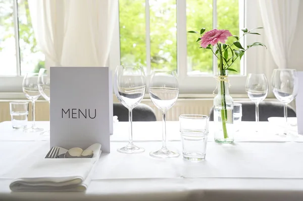 Elegante Ajuste Mesa Lugar Con Tarjeta Menú Vasos Cubiertos Servilleta — Foto de Stock