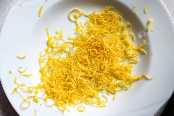 Zitronenschale Weißen Teller Aromatische Zitrusschale Passt Vielen Gerichten Und Verleiht — Stockfoto